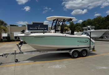 2023 Robalo R222 Boat